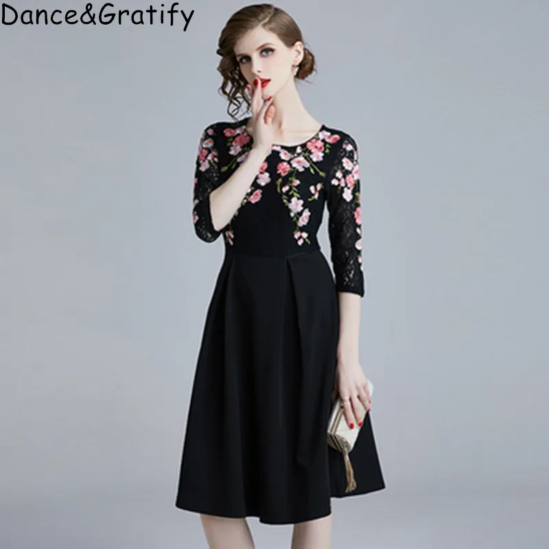 New Fashion 2019 Vintage Embroidery Flowers Runway Dress Summer Women's Luxury Lace Patchwork Long Midi Party Sundress
New Fashion 2019 Vintage Embroidery Flowers Runway Dress Summer Women's Luxury Lace Patchwork Long Midi Party Sundress