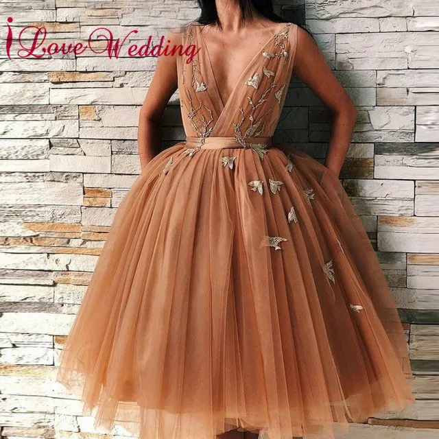 New Arrival 2019 Sexy V Neck Gold Tulle Embroidery Lace Cocktail Dresses Custom made Sleeveless Ball Gown Cocktail Party Gown
New Arrival 2019 Sexy V Neck Gold Tulle Embroidery Lace Cocktail Dresses Custom made Sleeveless Ball Gown Cocktail Party Gown