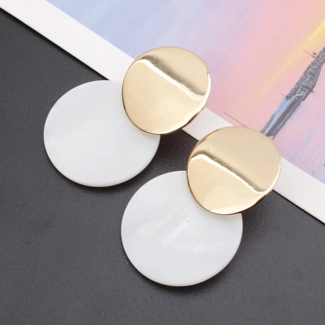Earrings Fashion Metal Round Drop Earrings Stitching Mosaic Shells Earrings for Women Wholesale Leaves Explosives Accessories
Earrings Fashion Metal Round Drop Earrings Stitching Mosaic Shells Earrings for Women Wholesale Leaves Explosives Accessories