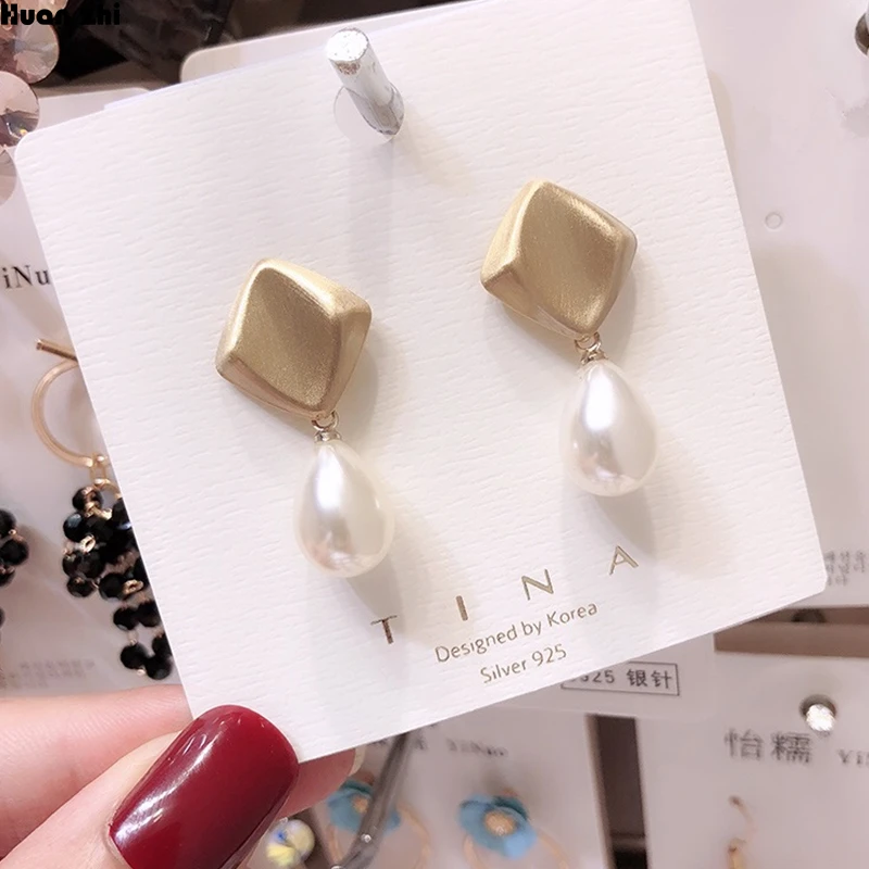HUANZHI Korea New Matte Metal Gold Irregular Curved Square Big Teardrop Pearl Long Drop Earrings for Women Girl Party Jewelry
HUANZHI Korea New Matte Metal Gold Irregular Curved Square Big Teardrop Pearl Long Drop Earrings for Women Girl Party Jewelry