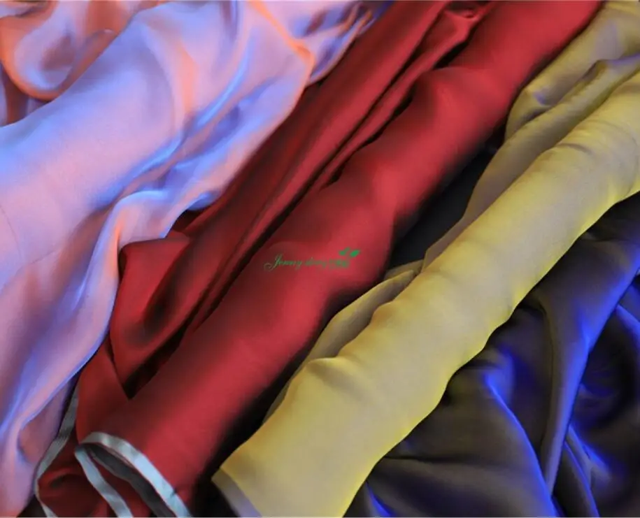 Designed silk fabrics for display in Di Shopping Center. Headscarf lining of UAE gown can be cooled at 40 degrees high temperatu
Designed silk fabrics for display in Di Shopping Center. Headscarf lining of UAE gown can be cooled at 40 degrees high temperatu