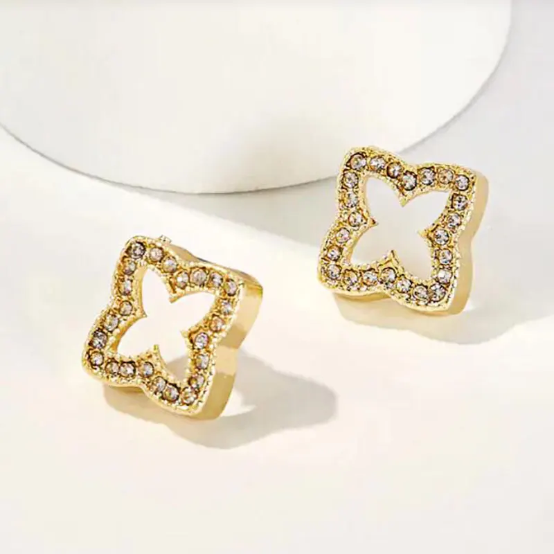 KOMi Temperament Zircon Female Ear Stud Earrings Geometric Hollow Out Stud Earrings Wedding Party Jewelry Gift A40211
KOMi Temperament Zircon Female Ear Stud Earrings Geometric Hollow Out Stud Earrings Wedding Party Jewelry Gift A40211