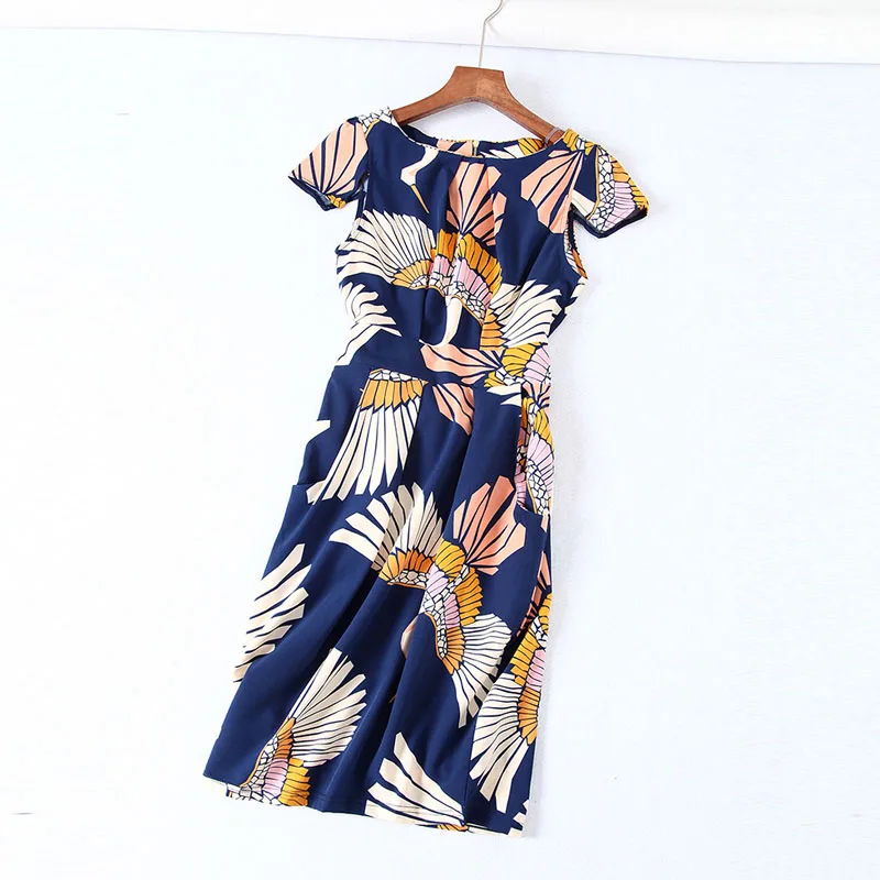 2019 New Women Spring Ddress Bow Tie European style retro crane printing temperament waist slimming Girls dress female SP481
2019 New Women Spring Ddress Bow Tie European style retro crane printing temperament waist slimming Girls dress female SP481