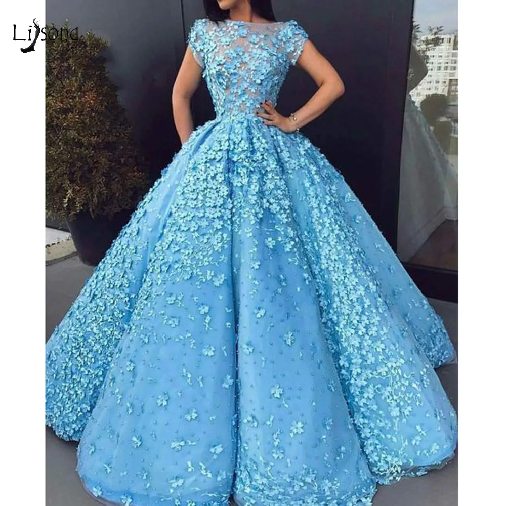 Gorgeous Sky Blue 3D Flower Ball Gowns Luxury Pearls Long Prom Dresses Saudi Arabic Prom Gown Short Sleeves Vestidos Longo
Gorgeous Sky Blue 3D Flower Ball Gowns Luxury Pearls Long Prom Dresses Saudi Arabic Prom Gown Short Sleeves Vestidos Longo