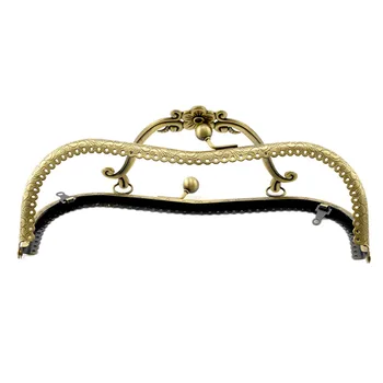 1Pc Vintage Clutch Coins Purse Arc Frame Kiss Clasp Flower Bronze Tone Handbag Handle Findings 21x15cm(8 2/8"x5 7/8")
1Pc Vintage Clutch Coins Purse Arc Frame Kiss Clasp Flower Bronze Tone Handbag Handle Findings 21x15cm(8 2/8"x5 7/8")