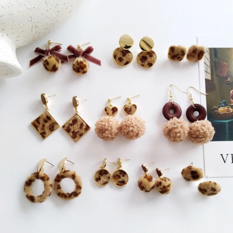 XEDZ Jewelry New Warm Winter Series Hair Ball Leopard Print Earrings Fashion Metal Earrings Student Stud Earrings Couple Gift
XEDZ Jewelry New Warm Winter Series Hair Ball Leopard Print Earrings Fashion Metal Earrings Student Stud Earrings Couple Gift