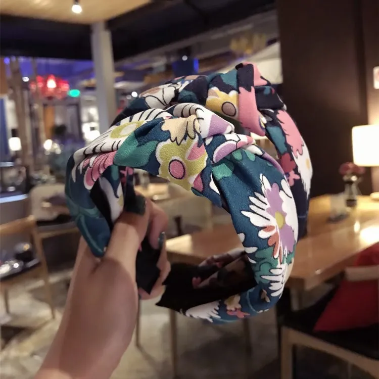 1 Pc Summer Bohemian Style Hairbands Women Floral Print Cross Knot Wide Turban Hair band Breach Hair Accessories
1 Pc Summer Bohemian Style Hairbands Women Floral Print Cross Knot Wide Turban Hair band Breach Hair Accessories