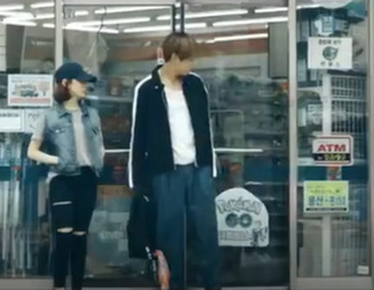 NEW Bangtan boys V Jin Taiheng MV with the same coat Bangtan boys denim short jacket autumn jacket men and women Korean version
NEW Bangtan boys V Jin Taiheng MV with the same coat Bangtan boys denim short jacket autumn jacket men and women Korean version