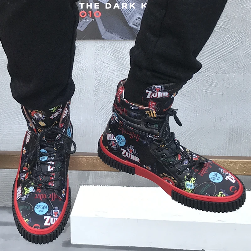 Red Black Mixed Color Printing Shoes New High Top Boots Man Lace Up Denim Shoes Man Metal Street Style Hip Hop Leisure Shoes 46
Red Black Mixed Color Printing Shoes New High Top Boots Man Lace Up Denim Shoes Man Metal Street Style Hip Hop Leisure Shoes 46