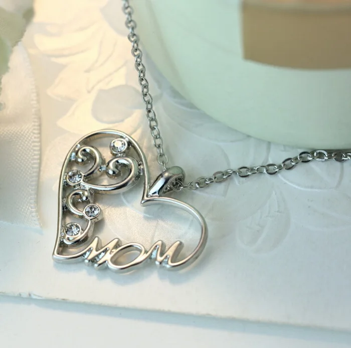 Fashion Korean Mother and Child Love "Mom" Crystal Pendant Necklace Mother's Day Gifts Sweater Chain Necklaces For mother
Fashion Korean Mother and Child Love "Mom" Crystal Pendant Necklace Mother's Day Gifts Sweater Chain Necklaces For mother
