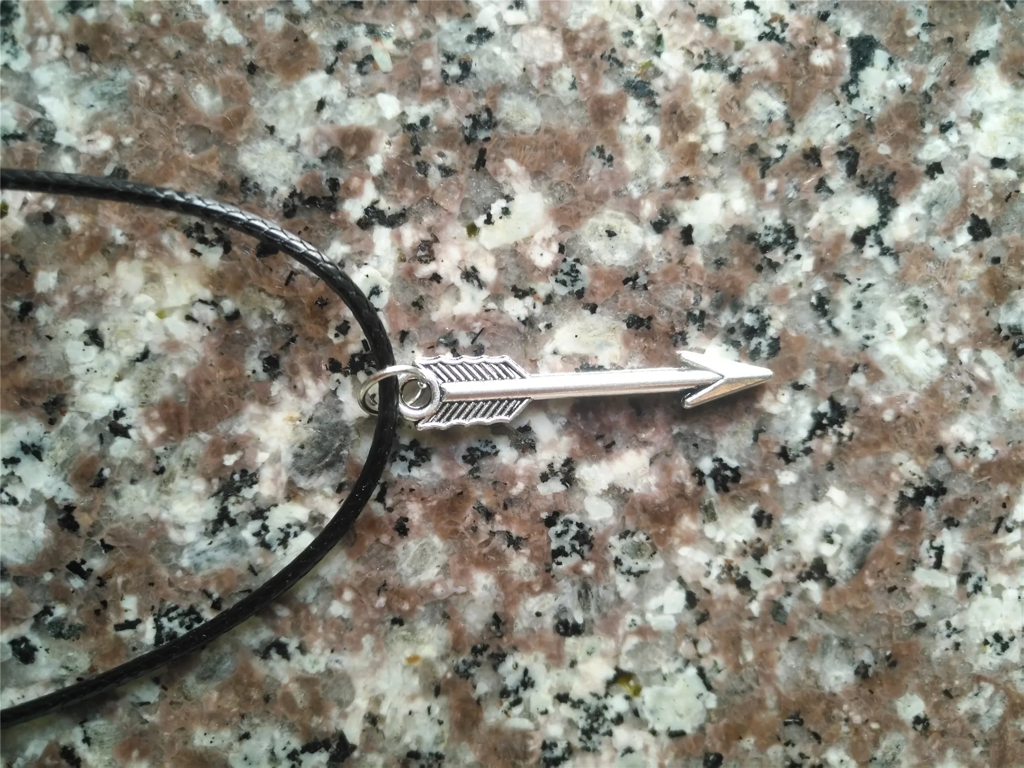 New Small weapon Arrow love at first sight Pendant Necklace Women Love sign Simple Cupid Arrow leather Necklace lucky jewelry
New Small weapon Arrow love at first sight Pendant Necklace Women Love sign Simple Cupid Arrow leather Necklace lucky jewelry