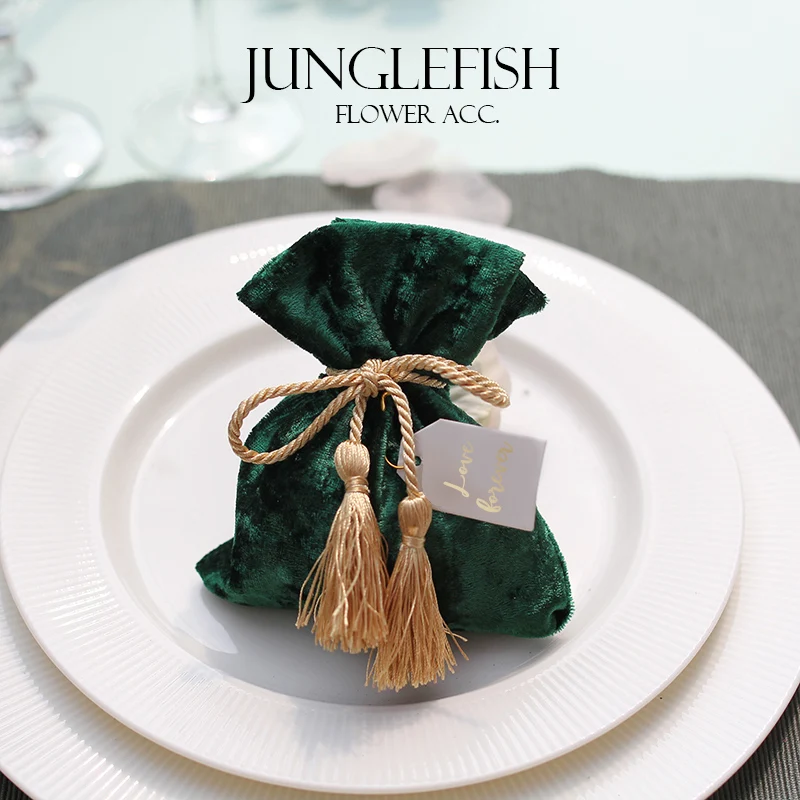 2018 new green velvet wedding candy boxes with string and the cards 9.5*12cm luxury gift pouches event party supplies favors bag
2018 new green velvet wedding candy boxes with string and the cards 9.5*12cm luxury gift pouches event party supplies favors bag