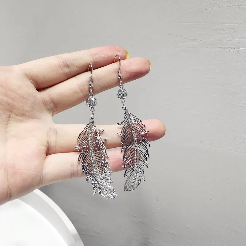 Simple Style Metal Feathers Rhinestone Dangle Earring Female 2018 Fashion Jewelry Earrings for Women Gold Silver Color Brincos
Simple Style Metal Feathers Rhinestone Dangle Earring Female 2018 Fashion Jewelry Earrings for Women Gold Silver Color Brincos