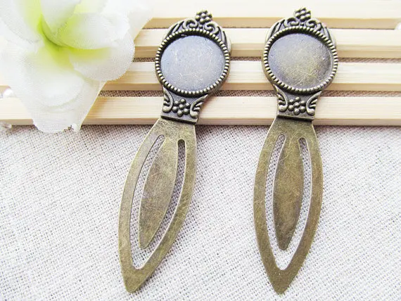 20pcs Antique Silver/Antique Bronze Bookmark Base Setting Tray Bezel Pendant Charm,Fit 18mm Cabochon/Picture/Came
20pcs Antique Silver/Antique Bronze Bookmark Base Setting Tray Bezel Pendant Charm,Fit 18mm Cabochon/Picture/Came