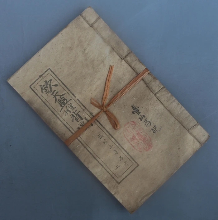 Chinese ancient line book, The map of the imperial supervision of the emperor of heaven, a total of 2 books.
Chinese ancient line book, The map of the imperial supervision of the emperor of heaven, a total of 2 books.