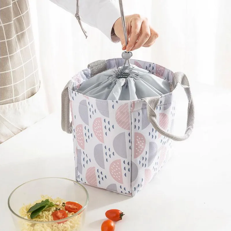 1PCs/Set New Fresh Lunch Box Drawstring Insulation Cold Bales Thermal Waterproof Oxford Lunch Bags Geometric Tote Leisure Bags
1PCs/Set New Fresh Lunch Box Drawstring Insulation Cold Bales Thermal Waterproof Oxford Lunch Bags Geometric Tote Leisure Bags