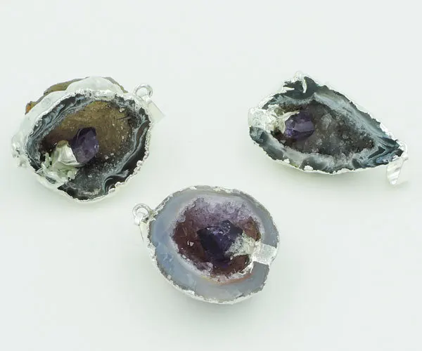 Natural Onyx Geode Cluster With Purple Quartz Point Pendant Bead Of Silver Cladding 30-40mm Long
Natural Onyx Geode Cluster With Purple Quartz Point Pendant Bead Of Silver Cladding 30-40mm Long