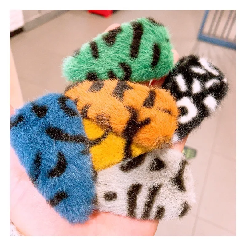 New 2019 INS small wind fresh color leopard triangular geometry side word clip to act the role ofing is tasted
New 2019 INS small wind fresh color leopard triangular geometry side word clip to act the role ofing is tasted