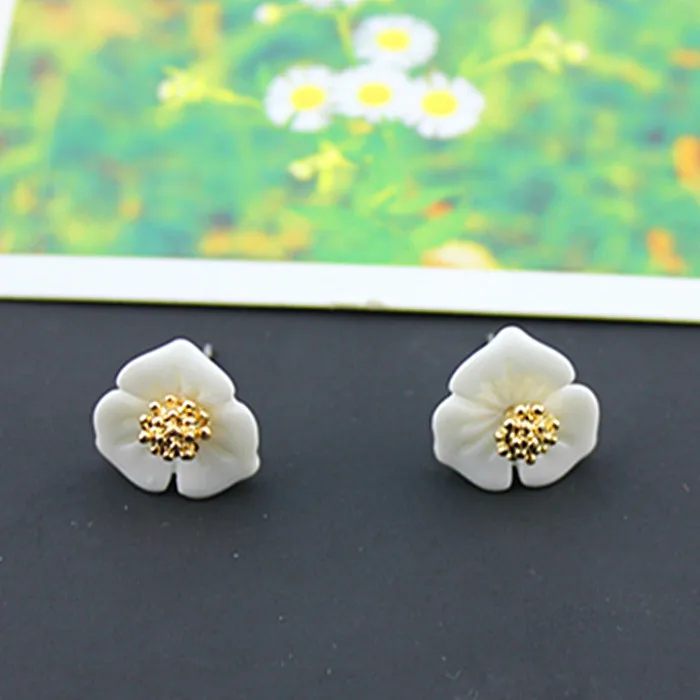 White gold metal flower petals. European and American fashion women jewelry small earrings .2015 new senior
White gold metal flower petals. European and American fashion women jewelry small earrings .2015 new senior