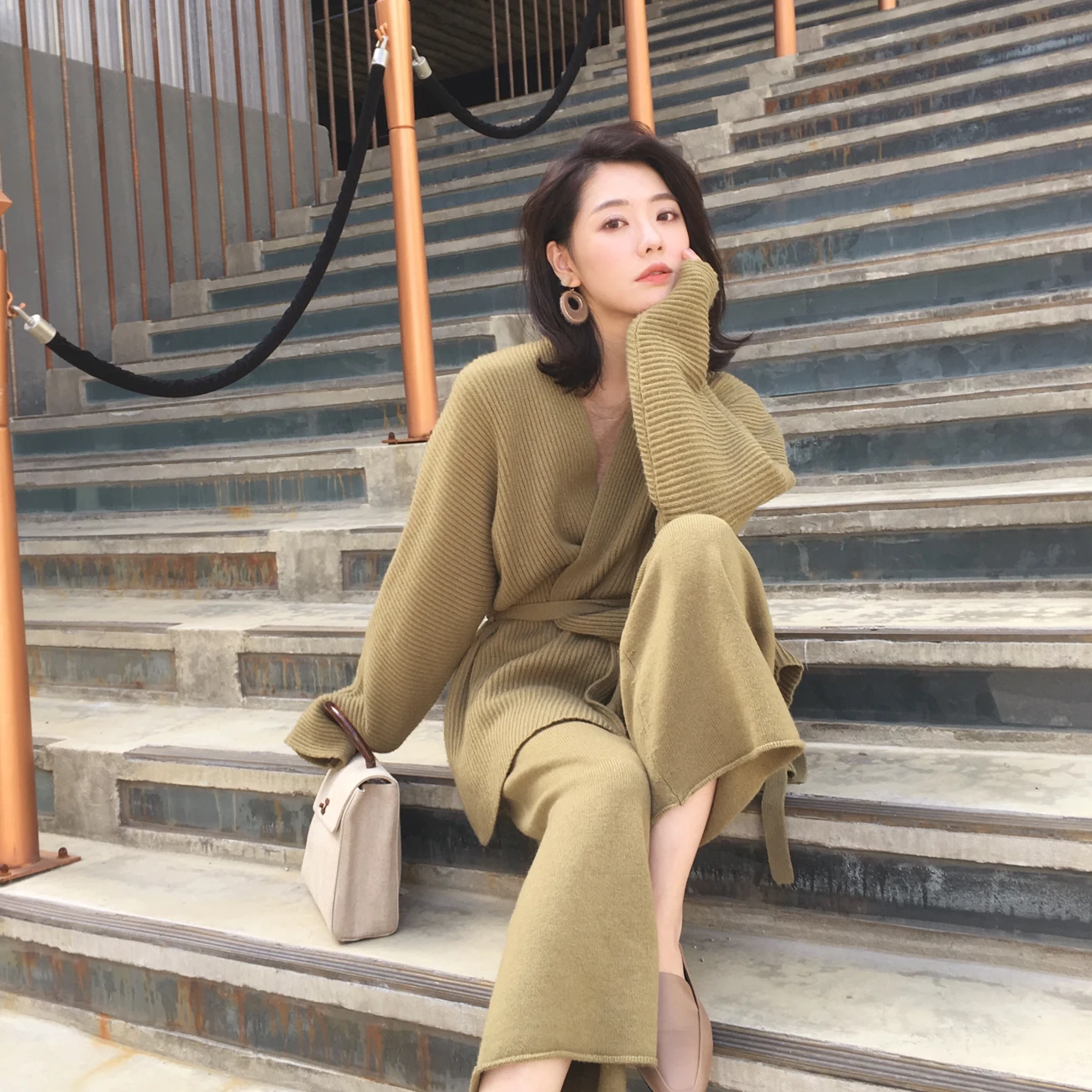 style knitted suit fashion sweater cardigan High Waist Wide legs pants two sets of women in autumn and winter of 2018
style knitted suit fashion sweater cardigan High Waist Wide legs pants two sets of women in autumn and winter of 2018