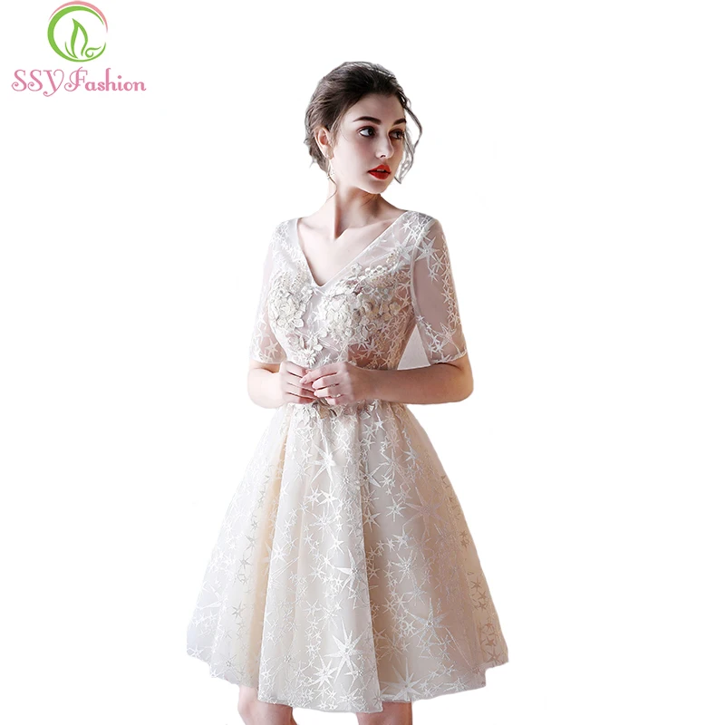 SSYFashion Summer New Short Cocktail Dress Champange V-neck Lace Flower Banquet Elegant Formal Party Gowns Robe De Soiree
SSYFashion Summer New Short Cocktail Dress Champange V-neck Lace Flower Banquet Elegant Formal Party Gowns Robe De Soiree