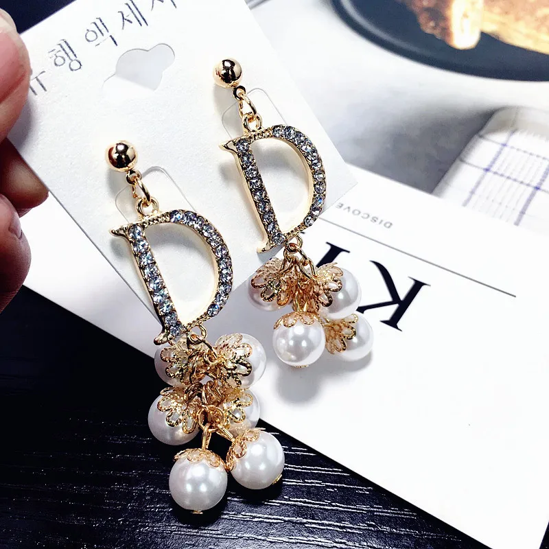 Brand Letter DD Full Rhinestone Dangle Earrings Women Big Pearl Long Tassel Earrings Luxury Jewelry oorbellen Z1127
Brand Letter DD Full Rhinestone Dangle Earrings Women Big Pearl Long Tassel Earrings Luxury Jewelry oorbellen Z1127