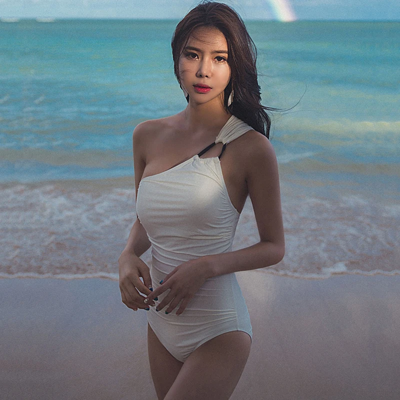2018 Newest One Piece Women Swimsuit Solid White One Shoulder Swimwear Vintage Summer Monokini Maillot De Bain Femme
2018 Newest One Piece Women Swimsuit Solid White One Shoulder Swimwear Vintage Summer Monokini Maillot De Bain Femme