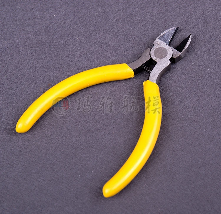 CZ 5 Inch Mini Wire Cutter Pliers Manual Diagonal Pliers Household Small Curved Nose Flat Pliers Carbon Steel Tool Wood
CZ 5 Inch Mini Wire Cutter Pliers Manual Diagonal Pliers Household Small Curved Nose Flat Pliers Carbon Steel Tool Wood