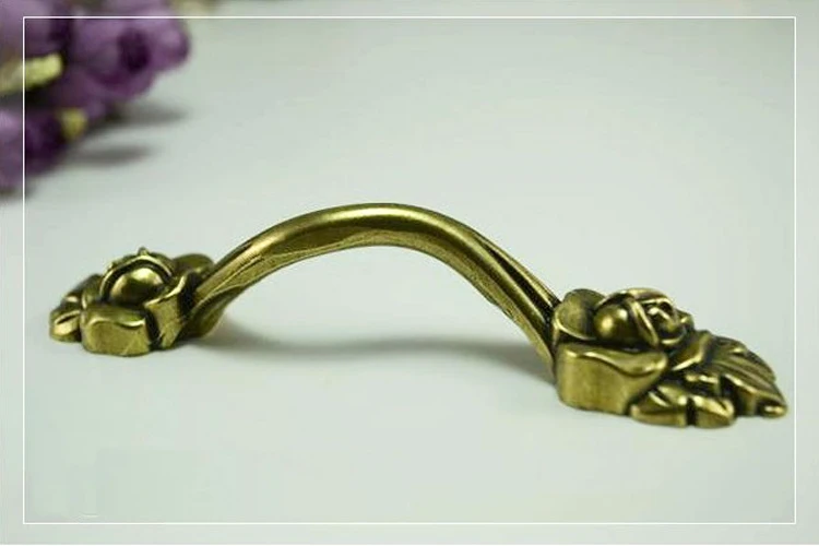 Rose Flower Style Antique Bronze Cabinet Cupboard Knob Door Pulls ( C.C.:96MM L:130MM )
Rose Flower Style Antique Bronze Cabinet Cupboard Knob Door Pulls ( C.C.:96MM L:130MM )