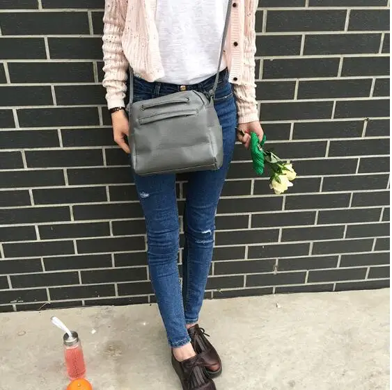 new Lady bag 2022 summer new wave of retro mini packet Soft leather washed leather shoulder diagonal package Femal fashion bag
new Lady bag 2022 summer new wave of retro mini packet Soft leather washed leather shoulder diagonal package Femal fashion bag