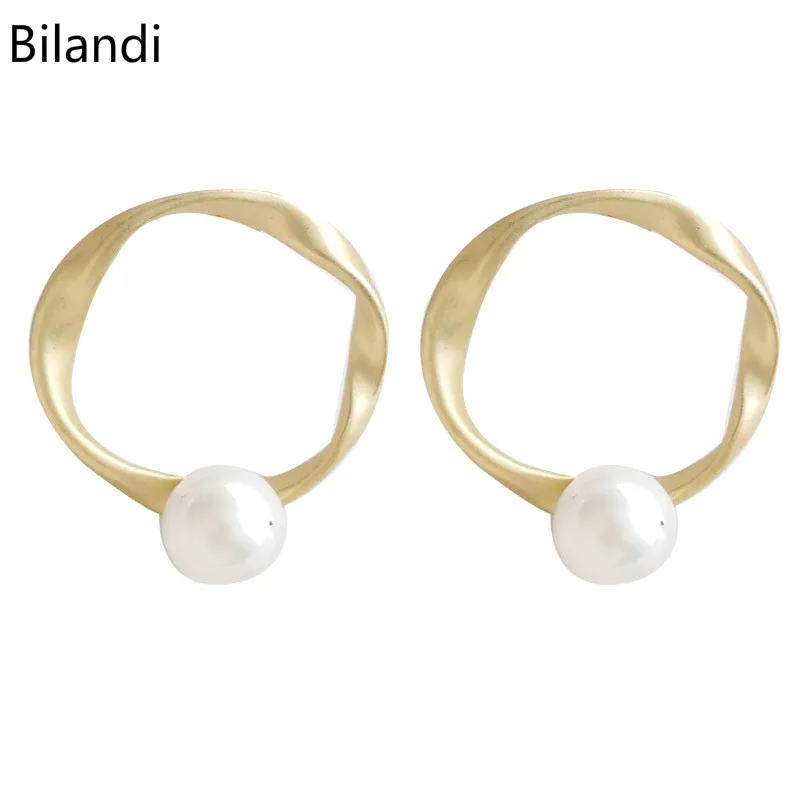 Delicate New Design Round Gold Zinc Alloy With Fancy Pearl Stud Earring For Woman
Delicate New Design Round Gold Zinc Alloy With Fancy Pearl Stud Earring For Woman