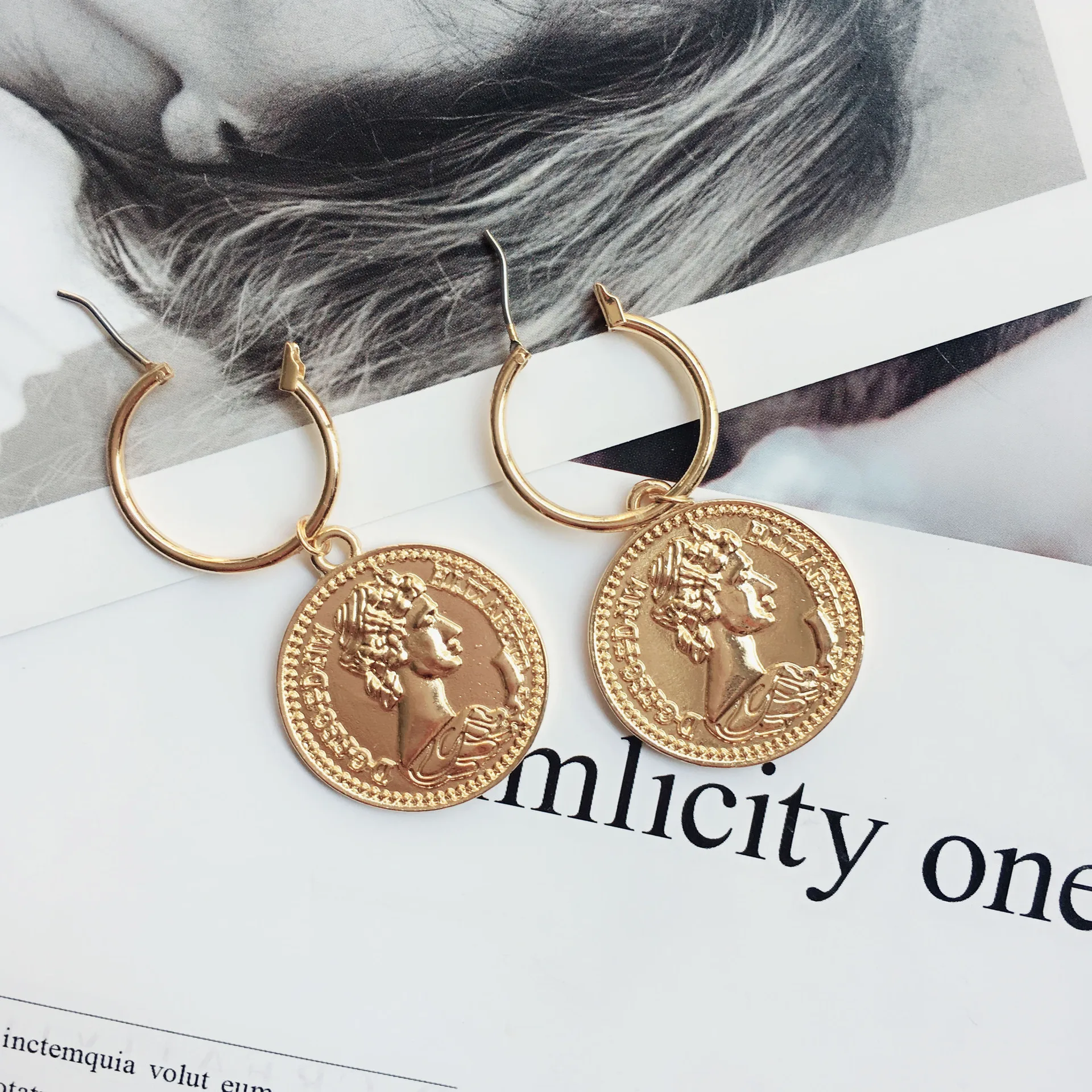 European and American Creative New Retro Coin Type C Earrings Gold Coins Tassel Earrings Fashion Design Earrings
European and American Creative New Retro Coin Type C Earrings Gold Coins Tassel Earrings Fashion Design Earrings