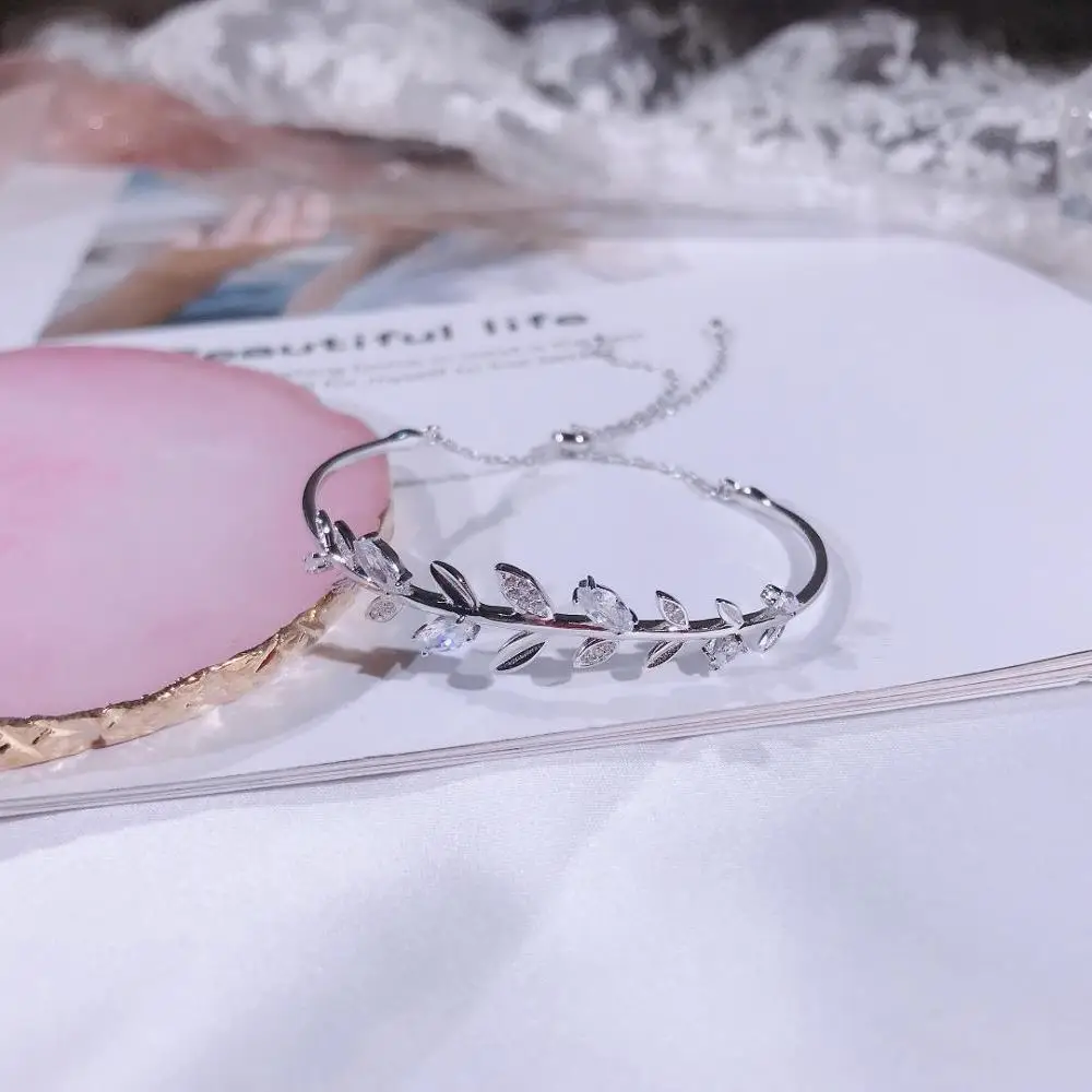 S925 sterling silver luxury fashion, exquisite, fashion couple personality temperament, leaf bracelet high-end quality party
S925 sterling silver luxury fashion, exquisite, fashion couple personality temperament, leaf bracelet high-end quality party