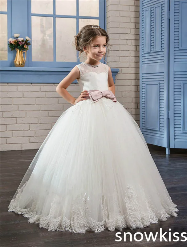 White/ivory first communion dresses for little girls with lace appliques tulle ball gown open back flower girl dresses with bow
White/ivory first communion dresses for little girls with lace appliques tulle ball gown open back flower girl dresses with bow