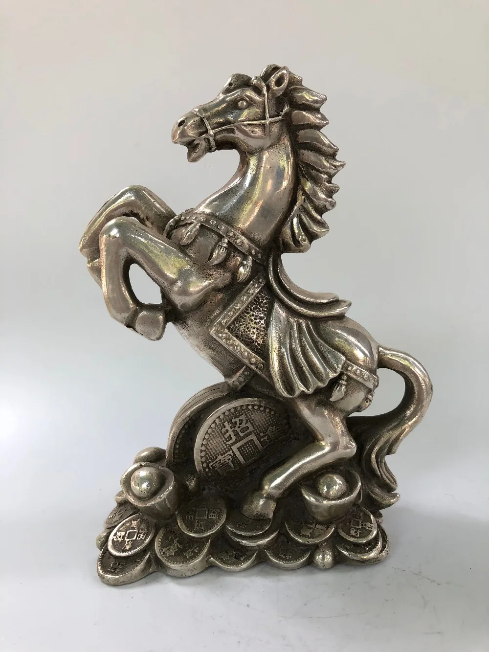 Chinese Copper Horse Statue Horse Step Ingot Lucky Fortune Decoration Home Decoration Crafts
Chinese Copper Horse Statue Horse Step Ingot Lucky Fortune Decoration Home Decoration Crafts