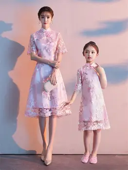 Mother Daughter Lace Dress Mom Girls Cheongsam 2019 Summer Mommy Girl Match Twinning Party Dress Family Look Outfits Qipao
Mother Daughter Lace Dress Mom Girls Cheongsam 2019 Summer Mommy Girl Match Twinning Party Dress Family Look Outfits Qipao