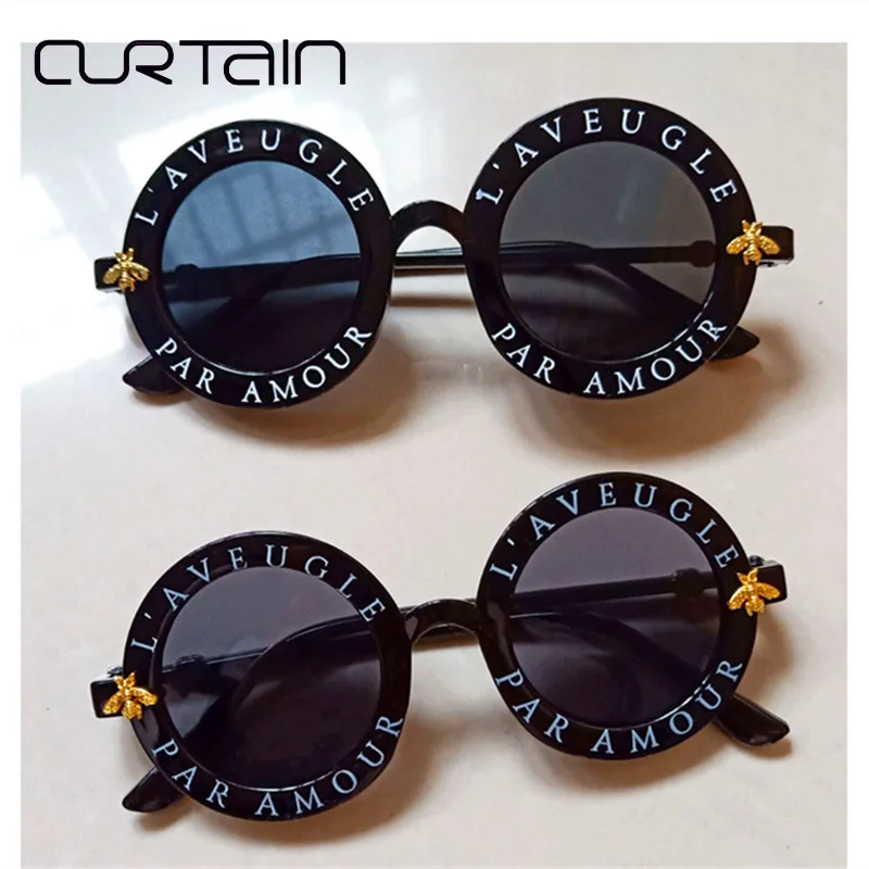 CURTAIN Lunette de Soleil Femme Ins Metal Parent-child Suit Sunglasses Bee Cute Round Sunglasses Sun Glasses Parent-child Mirror
CURTAIN Lunette de Soleil Femme Ins Metal Parent-child Suit Sunglasses Bee Cute Round Sunglasses Sun Glasses Parent-child Mirror