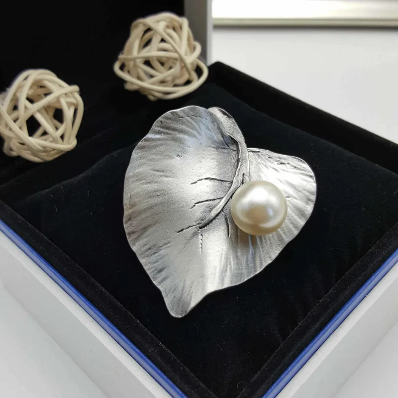 Vintage Silver Plated Leaf Brooches Pins White Grey Imitation Pearl Badges Pin Women's Brooch in Clothes for Women Jewelery
Vintage Silver Plated Leaf Brooches Pins White Grey Imitation Pearl Badges Pin Women's Brooch in Clothes for Women Jewelery