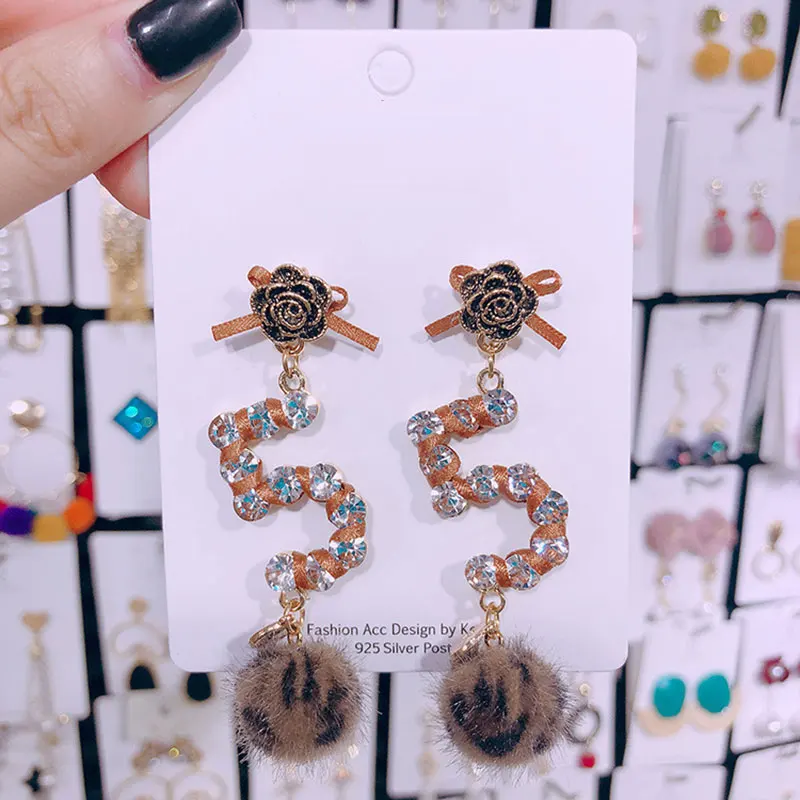 Fashion Leopard Hair Ball Earrings for Women Number 5 Metal Flower Earrings Shiny Rhinestone Earrings
Fashion Leopard Hair Ball Earrings for Women Number 5 Metal Flower Earrings Shiny Rhinestone Earrings