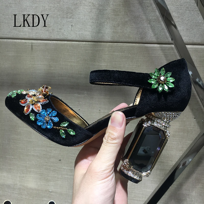 2019 Velvet stitching handmade rhinestone inlaid color crystal embroidery retro high heel women's shoes crystal heel high heels
2019 Velvet stitching handmade rhinestone inlaid color crystal embroidery retro high heel women's shoes crystal heel high heels