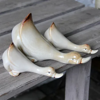 European-style jewelry zakka idyllic village water duck shelf three-piece ceramic crafts garden ornaments
European-style jewelry zakka idyllic village water duck shelf three-piece ceramic crafts garden ornaments