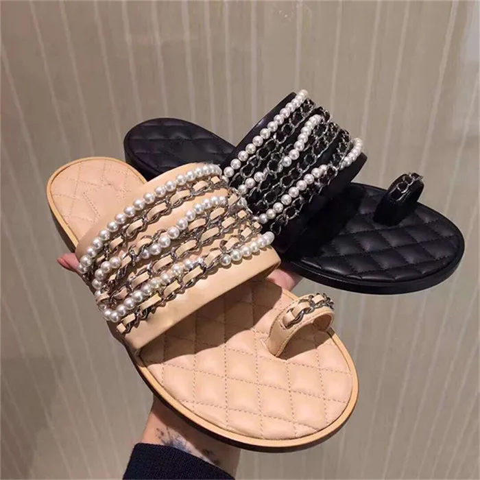 2019 Newest Pearls Metal Chain Slipper Open Toe Summer Slippers Rhombus Leather Outside Slip On Soft Flat Slides Beach Shoes
2019 Newest Pearls Metal Chain Slipper Open Toe Summer Slippers Rhombus Leather Outside Slip On Soft Flat Slides Beach Shoes