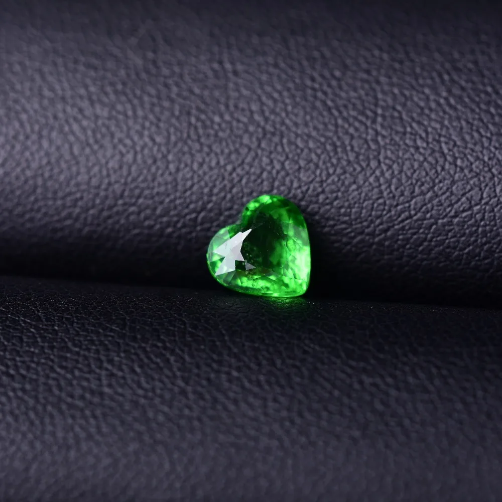 .1.7CT garnet Natural surface Perfect scintillation.Specification: 17.4mm*17.2mm*8.3mm
.1.7CT garnet Natural surface Perfect scintillation.Specification: 17.4mm*17.2mm*8.3mm
