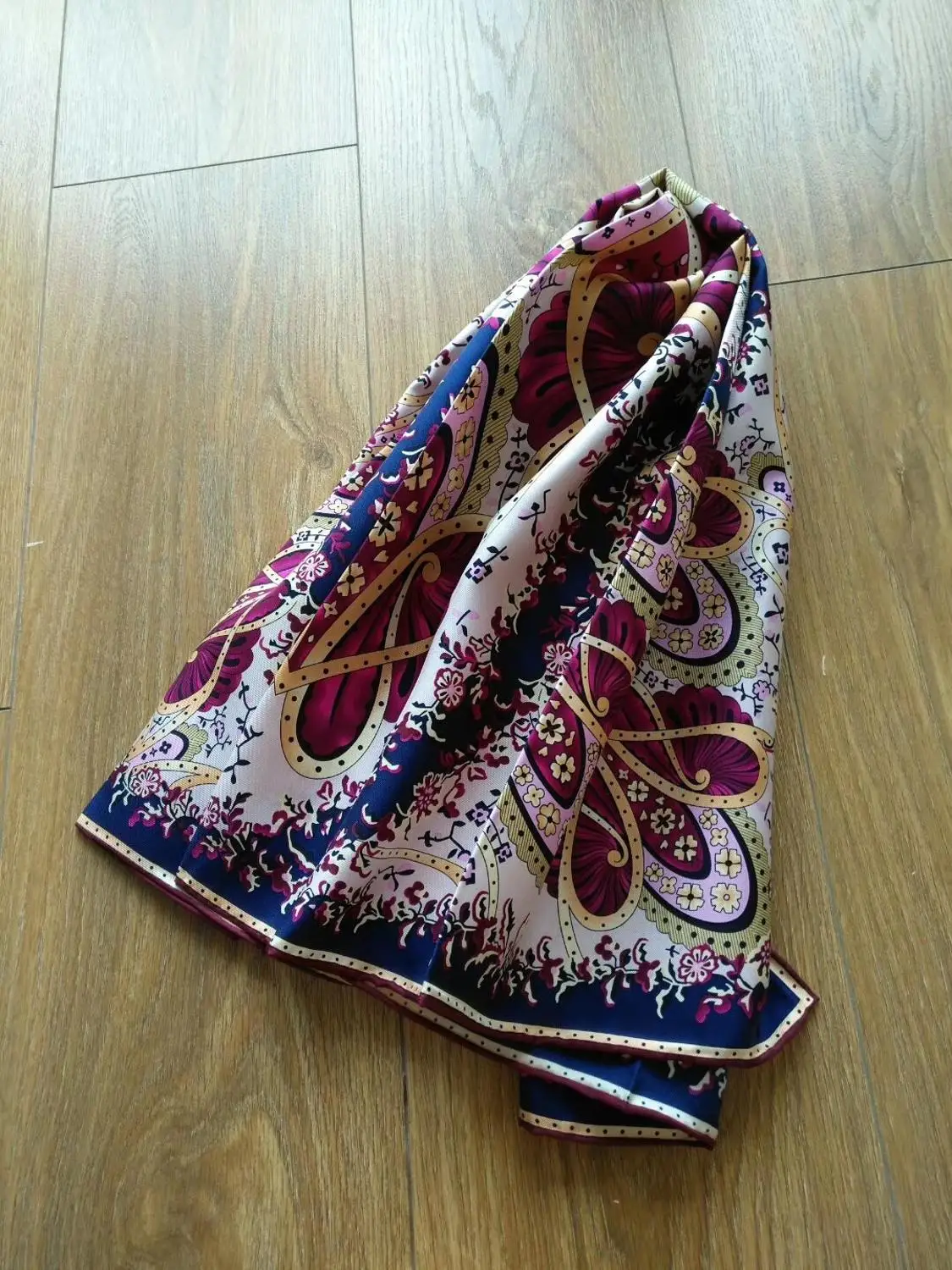 2019 new arrival fashion colorful pattern 100% silk scarf 90*90 cm square shawl twill wrap for women free shipping
2019 new arrival fashion colorful pattern 100% silk scarf 90*90 cm square shawl twill wrap for women free shipping