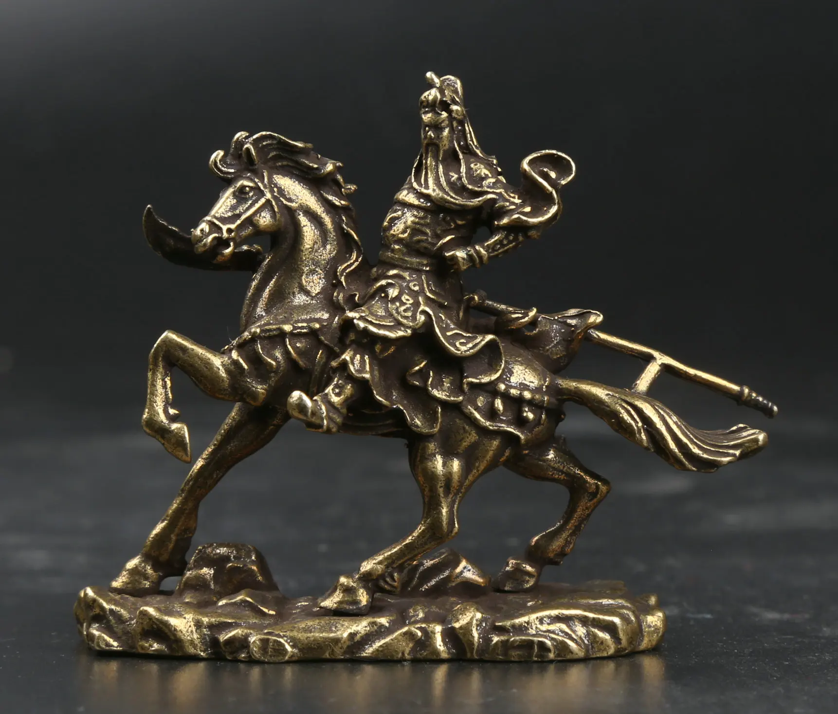 66MM/2.6" Collect Curio Rare Chinese Fengshui Small Bronze Exquisite Guan Gong Yu Riding War Horse Warrior God Statue 55g
66MM/2.6" Collect Curio Rare Chinese Fengshui Small Bronze Exquisite Guan Gong Yu Riding War Horse Warrior God Statue 55g