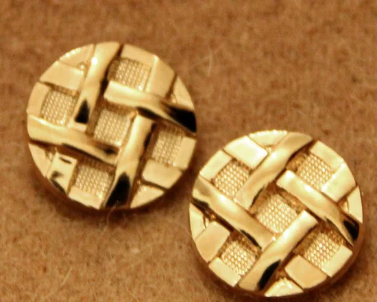 Free shipping 30pcs/lot Temperament tic-tac-toe pale gold metal large buttons tall button retro coat button 15mm/18mm/21mm/25mm
Free shipping 30pcs/lot Temperament tic-tac-toe pale gold metal large buttons tall button retro coat button 15mm/18mm/21mm/25mm