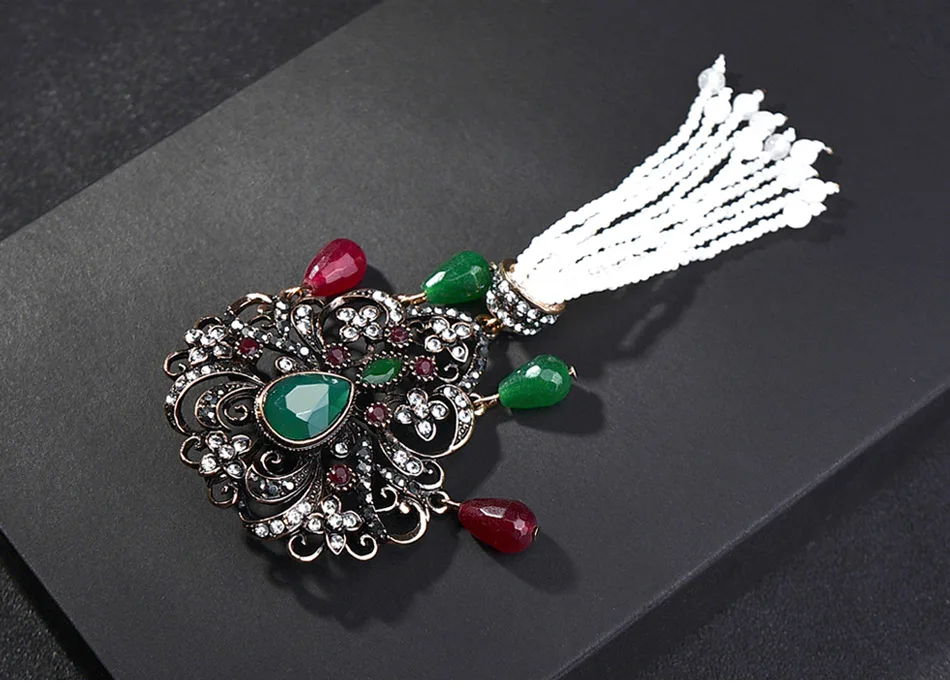 vintage-green-brooch-with-tassel-pendant_03