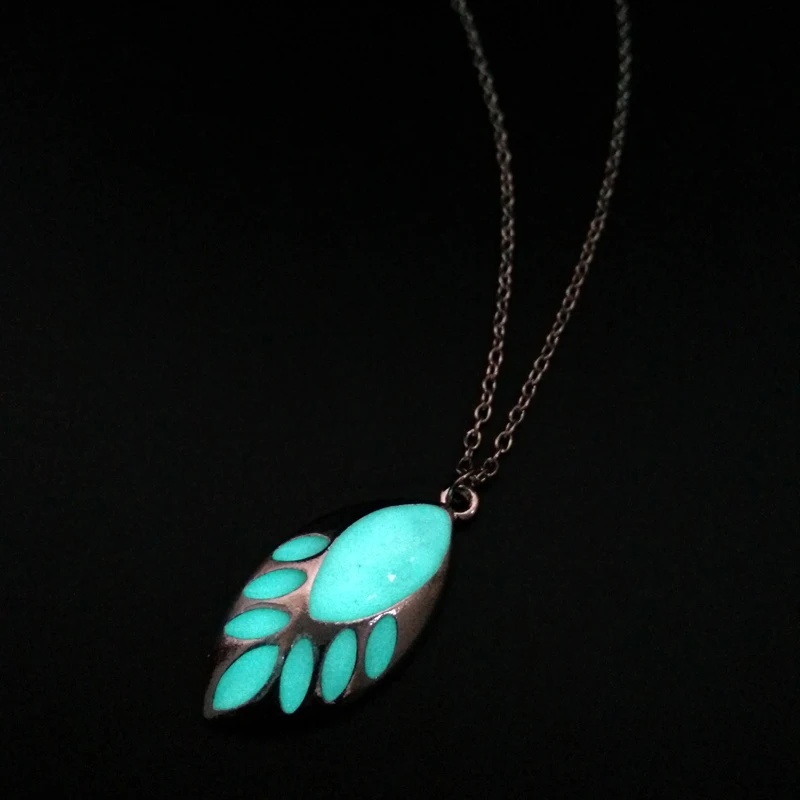 Elves Princess Evenstar Pendant Elf Green Hollow Leaf Teardrop Luminous Glowing Dark Glow in the Dark Fluorescence Necklace
Elves Princess Evenstar Pendant Elf Green Hollow Leaf Teardrop Luminous Glowing Dark Glow in the Dark Fluorescence Necklace