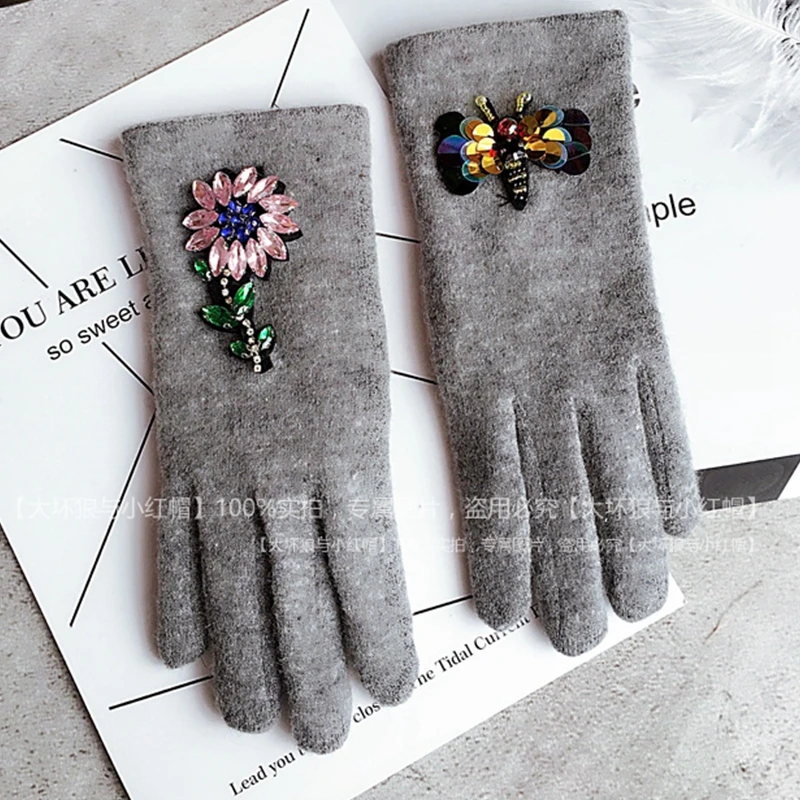 Women Winter Gloves Colorful Crystal Flower with Sequins bee Wool Gloves Cashmere Brand Gloves Mittens Women
Women Winter Gloves Colorful Crystal Flower with Sequins bee Wool Gloves Cashmere Brand Gloves Mittens Women