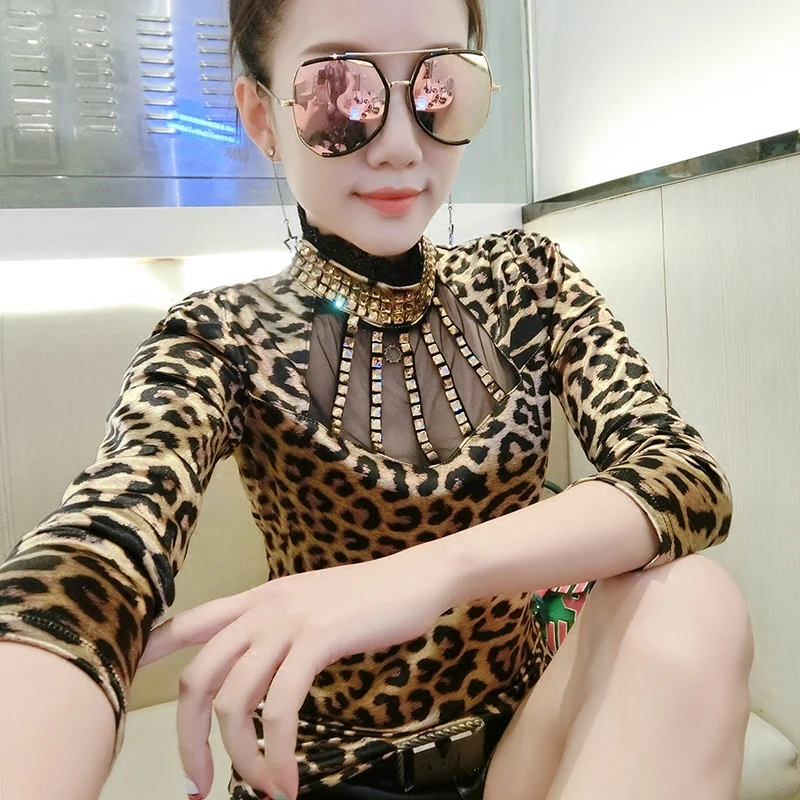 2022 Spring Sexy Long Sleeve Stand Collar Gemstones Leopard Print Satin blouse Women Hollow Out Leopard Pullovers Satin blouse
2022 Spring Sexy Long Sleeve Stand Collar Gemstones Leopard Print Satin blouse Women Hollow Out Leopard Pullovers Satin blouse